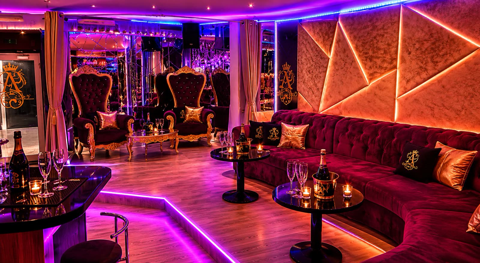 Lounge mit goldenen Thronen