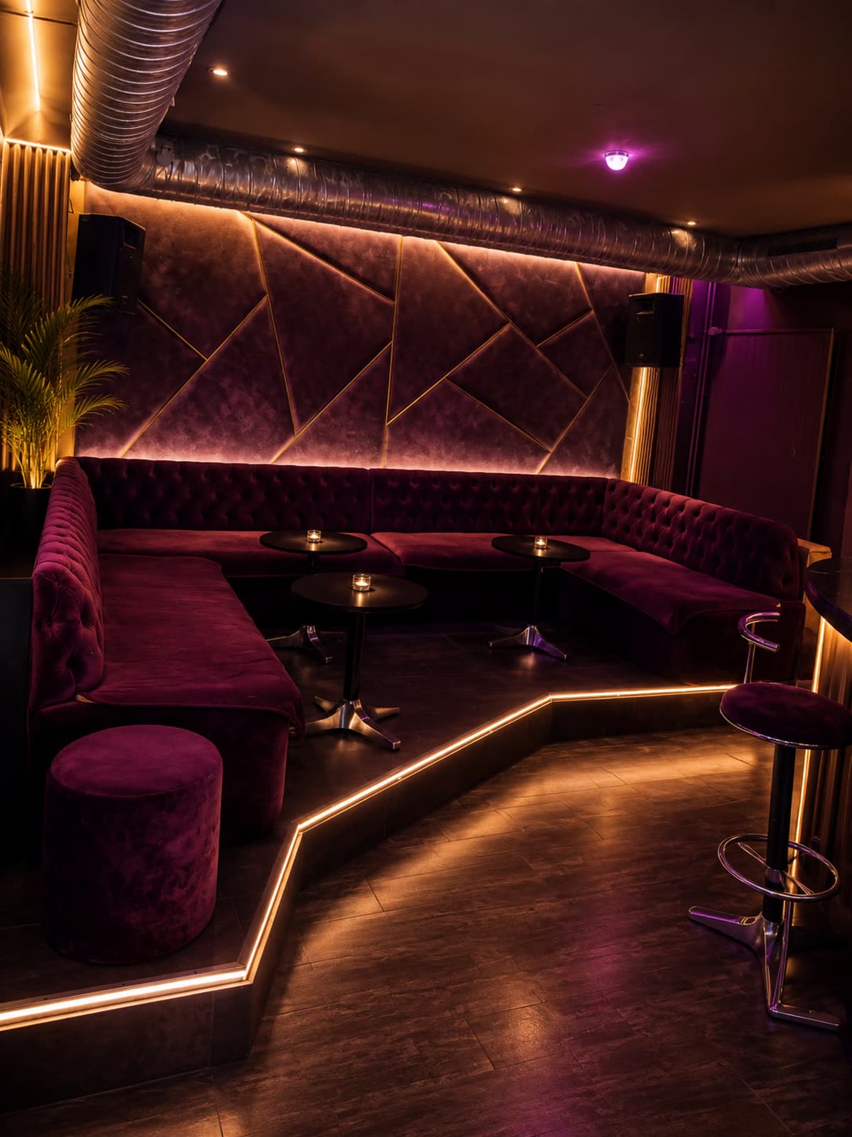 Velvet Lounge mit goldenen Akzenten