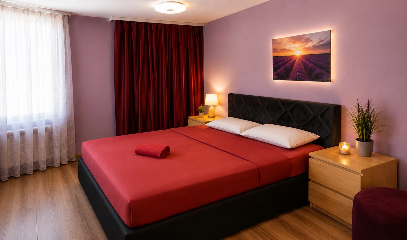 Romantisches Zimmer mit rotem Bett